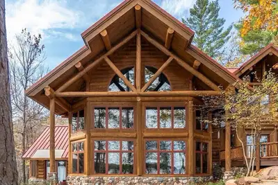 Image de Redstone, a one-of-a-kind, luxurious 7200 sq. ft. impressive Lakeside log home