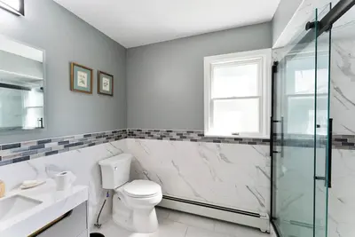 Image de Spacious 5-bedroom house in charming Bay Shore with Ac, WiFi