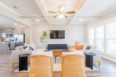 Image de Modern Comfort in a Cozy Retreat\n
