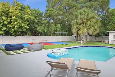 Image de St. Pete Backyard Haven: Pickleball/Pool/Bar/Golf