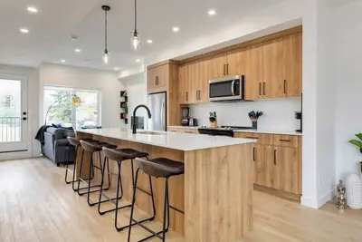 Image de New Sw 3bdr Pet friendly 17 Ave | Dt | Groceries