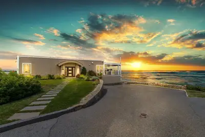 Image de One of a kind ocean front property - private section of Wingaersheek Beach.