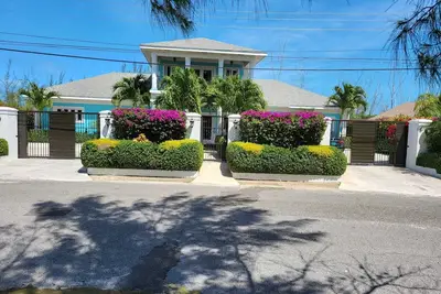 Pineapple Villa Spacious 5-bedroom villa in beautiful Nassau with Pool, Ac, WiFi,