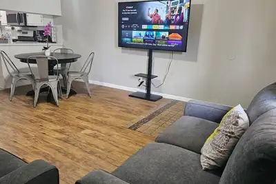 Image de Welcome to our inviting 2-bedroom home, perfect for accommodating up to 6 guests. Located just minutes from the Airport and McKinney Falls, this triplex-style home offers a comfortable stay with a private entrance.