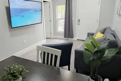 Image de Entire Duplex | 2br | Washer/Dryer | Sleeps 4 | Near Airport