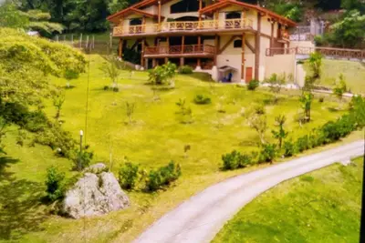 Image de 4-bedroom luxury farm home with spectacular views of the valley.