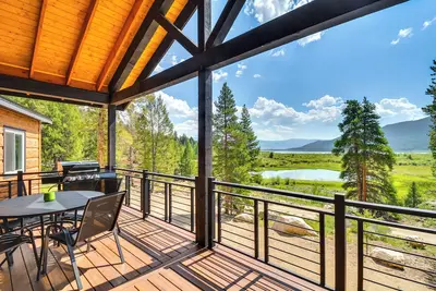 Image de 2 Mi to Lake: Stunning Twin Lakes Home w/ Deck