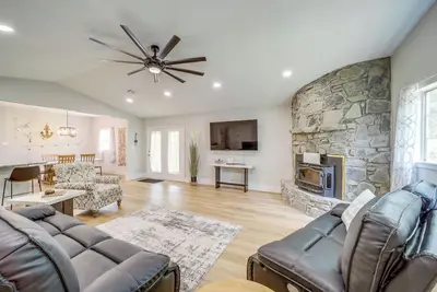 Image de Eufaula Home - Walk to Lake Beach!