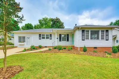 Image de 'Dogwood Cottage' w/ Fireplace: 1 Mi to University