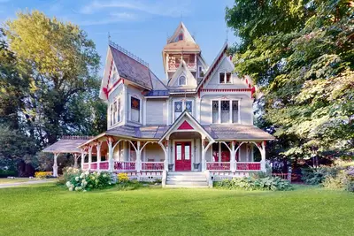 Image de Historic mansion, pool table, ping pong, wifi, w\/d, gazebo, porch, TVs, views