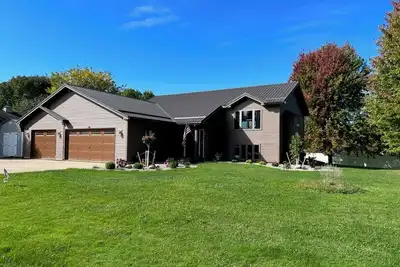Image de 3-bed, 3-bath, 3-car garage executive home in Marshfield, Wi