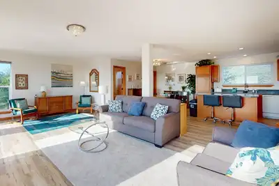 Image de Family-friendly oceanview escape with spacious, wrap around deck and free Wifi