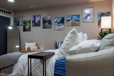 Image de Cozy  apartment Retreat with 2 bedrooms  3 beds, 1 bathroom, Private Entrance.