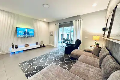 Image de New and Stylish Townhouse - 13miles from Disney Complex