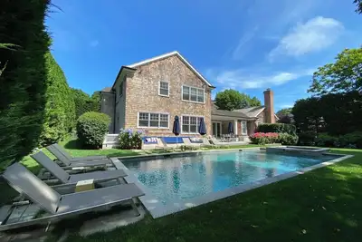 Image de Spacious East Hampton Oasis with Pool, Hot Tub and Chef's Kitchen