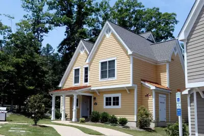 Image de Luxury Estates Town Home w/3br & 2 kitchens. Near Busch Gardens & Water Country