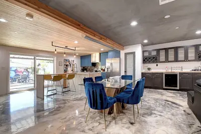 Image de So Scottsdale Modern Bungalow w/ 6 Bdrms!