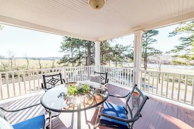 Image de Apple Orchard Farmhouse w\/ Lake Views, Upstairs Only