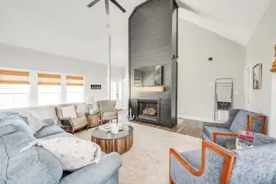 Image de Gorgeous lakefront home on Sml! Family-Friendly