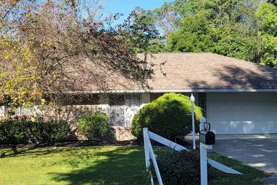 Image de Cute, pet-friendly home in quiet neighborhood. Close to state parks & downtown.