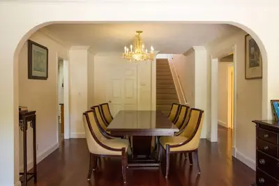 Image de Very clean spacious home available close to Sfo and downtown Burlingame.