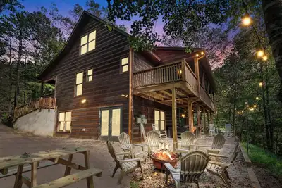 Image de Mountain Cabin with fire-pit, game room and fireplace & hot tub! 4br 4 bathroom