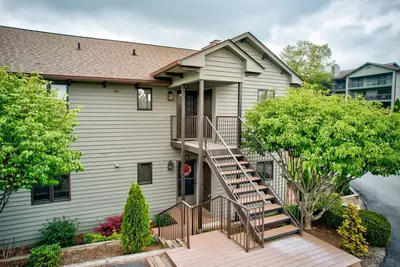 Image de Chetola: Holly 4 - Condo Overlooking Tennis at Chetola Resort, Downtown Blowing Rock!
