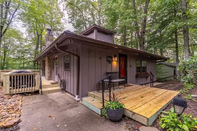 Image de Blue Ridge Retreat at Linville Land Harbor - modern home, pet friendly