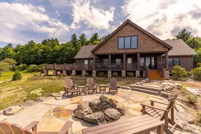 Image de Sweet Serenity- hot tub, pool table, views, fire pit, community lake!