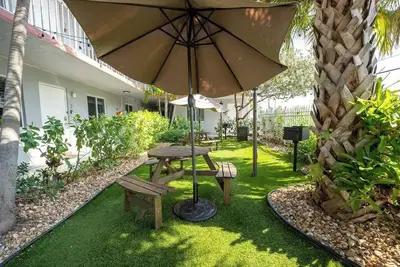 Image de Comfortable 1-Bedroom Apt near Beaches, Dining & Shops