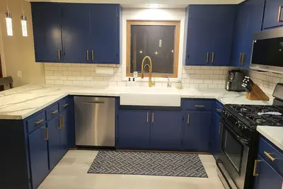 Image de Spacious 4-bedroom house on 1 acre, fenced, Game Room, and party tent rental!