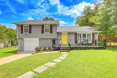Image de 18 Mi to Dtwn Atlanta: Pet-Friendly Home w/ Yard!