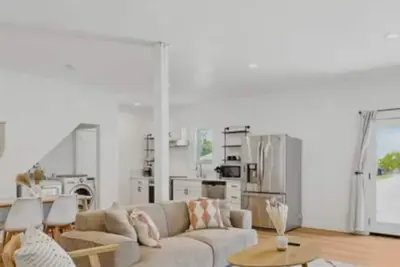Peaceful 2br 1b Guest House with Hot Tub