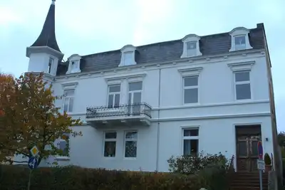Image de Hochparterre in Denkmalvilla mit Turm in Bad Malente