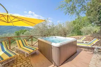 Image de Casa del Cantore: A characteristic and welcoming two-story cottage surrounded by meadows and by green hills, in the border area between Umbria and Tuscany, with Free Wi-Fi.