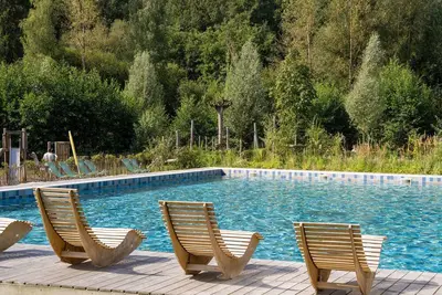 Image de Grande maison de lac avec piscine par Belvilla