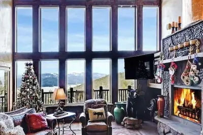 Image de Spacious, Custom Built, Luxury Home Cabin with Hot Tub, Stunning Views,