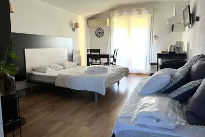 Studio cosy à Saint-Florent avec piscine, clim, parking près de la plage