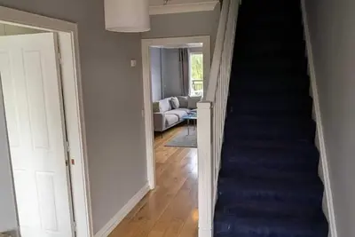 Image de Large, Newly updated 3bd Duplex, 20Min to Airport