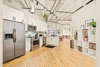 Image de Charming One-of-a-Kind 2bd 2ba Loft!
