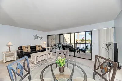 Image de Family-Friendly Condo with Private Beach Access & Views! - Midnight Cove Ii 127f