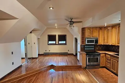 Image de Minutes to Saugerties & Hits Horse show. \nAbove garage w/ own private entrance.
