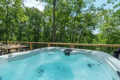 Image de Modern Designer Mountain Retreat in the Forest w\/ Hot Tub