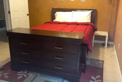 Image de Charming 2-bedroom basement suite-15 min from Lakepoint Sports private entrance