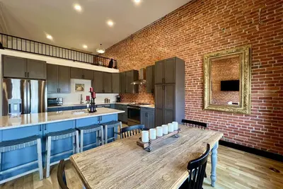 Image de Fisher Loft - New! Gorgeous Downtown Space, 2 Bdrm, Local Golfing 50% Off!
