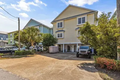 Image de Spacious 4-bedroom house only a 3 minute walk to the beach!
