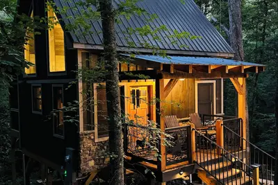 Image de “The Shack” on Farmers Creek. Tree house Tiny house