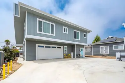 Image de Sunny, Open & Airy: Sleeps 6!