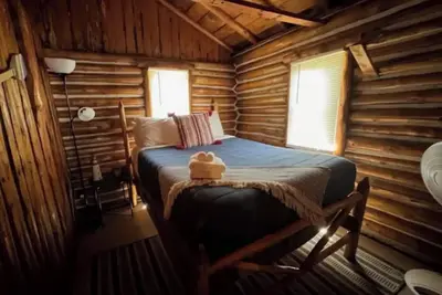 Image de Vintage Lakefront Log Cabin #2\n\n