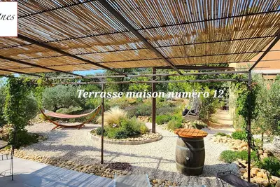Image de Les Maisons et le Spa de \"à 2 pas des vignes\" à Châteauneuf du Pape